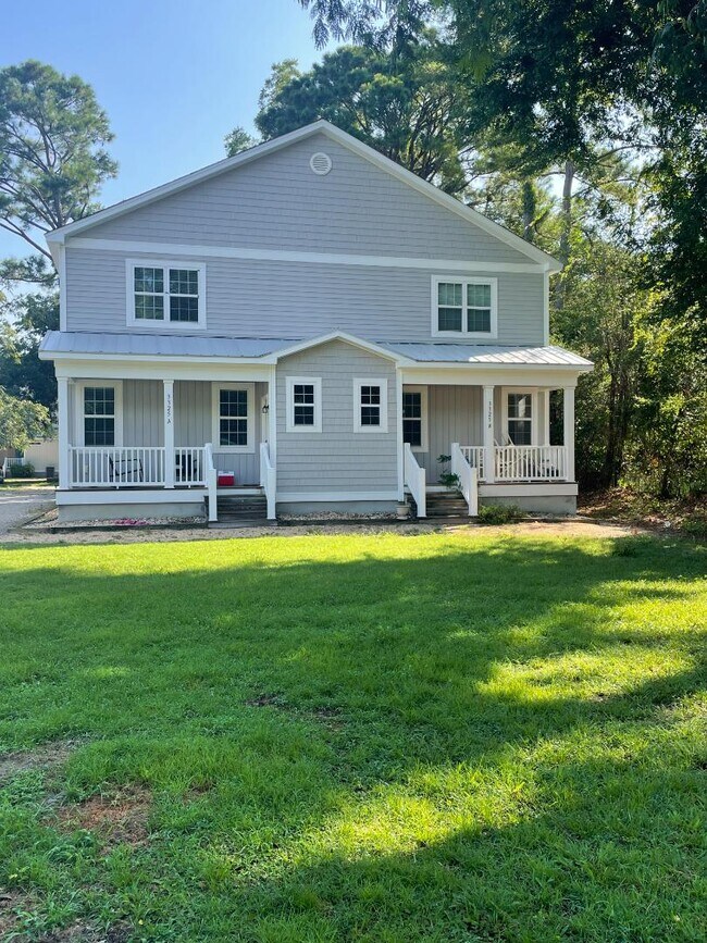 Building Photo - 3325B Dellpar Ln