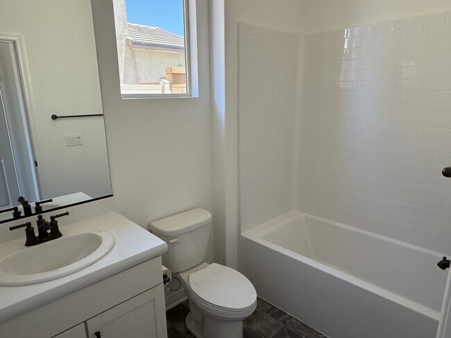 Building Photo - 4470 Hickory Ct