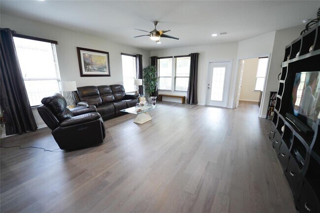 Building Photo - 1211 Majestic Oak