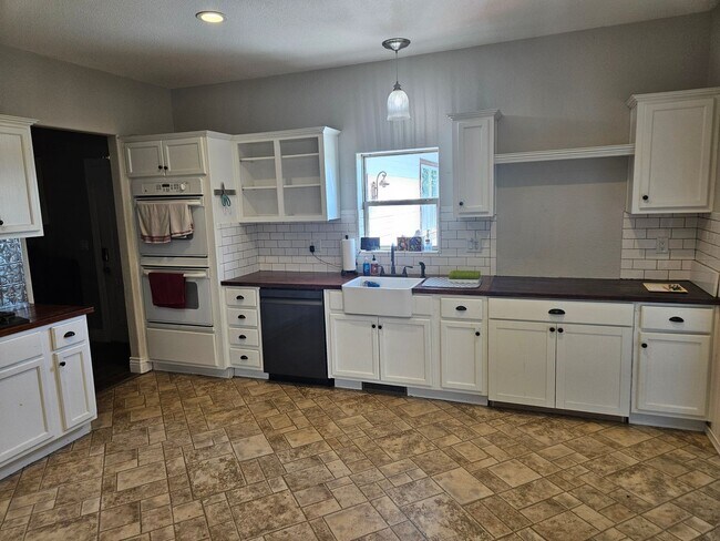 Building Photo - 5 Bed 3 Bath Ranch Home with 5 Acres.