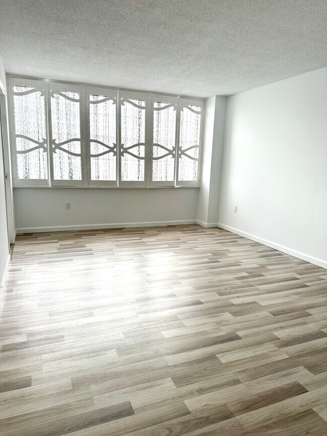 Building Photo - 18041 Biscayne Blvd