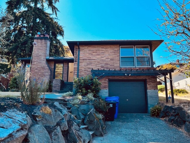 Building Photo - Beautiful Craftsman House in Quiet Queen Anne Neighborhood!