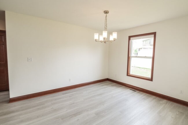 Building Photo - 3 Bedroom / 2 Bathroom Home for Rent in Va...