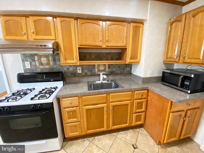 Building Photo - 6330 Leonard St