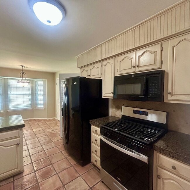 Building Photo - Enjoy Coming Home To This Beautiful and Well Maintained Home Close To Shopping, Restaurants & More!