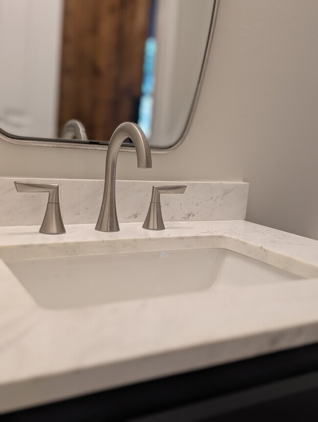 Building Photo - 3221 Hunters Point Dr