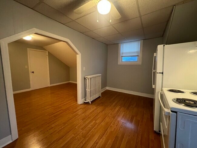 Building Photo - 552 Maple St