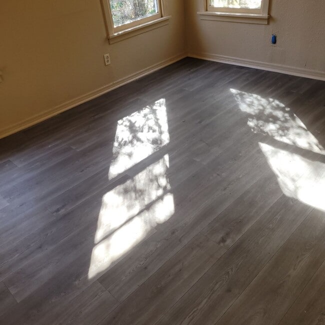 Building Photo - cute 2br 1 bath house.  recently updated