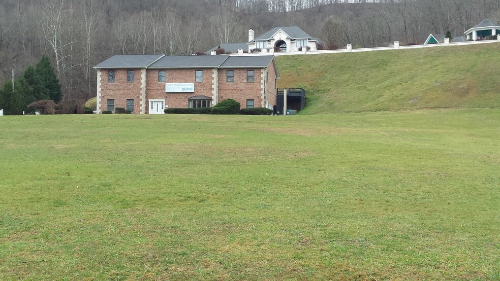 Completely Furnished Luxury Location:54 Veres Drive, Chapmanville, WV 25508 & Yard - 54 Veres Dr