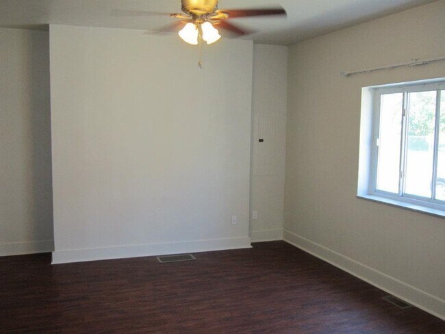 Building Photo - Luxury College Rental - South Side Flats