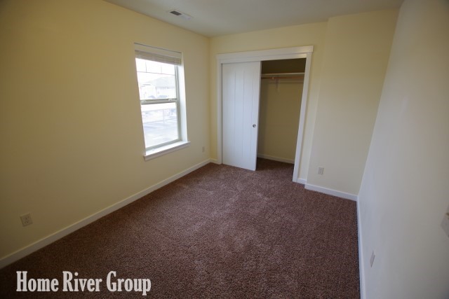 Building Photo - Beautiful 3 bed Townhome! Move In Ready!