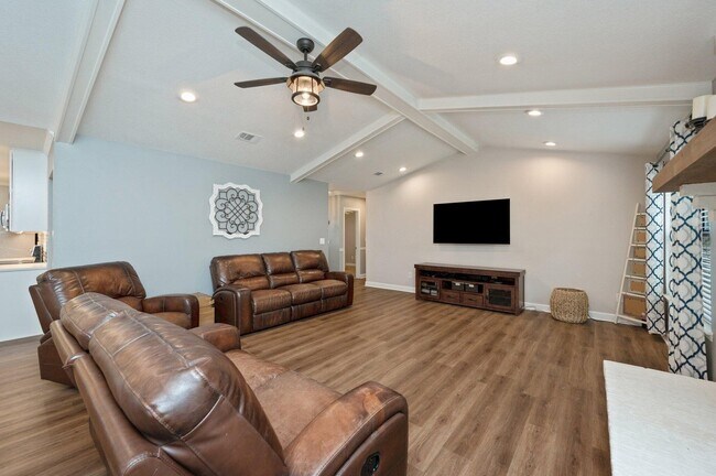 Building Photo - 615 St Martin Cove