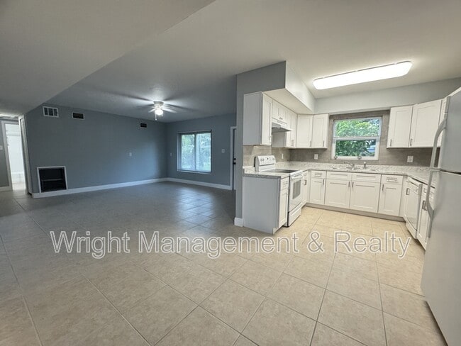 Building Photo - 427 Country Club Dr