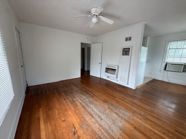 Building Photo - 618 Santos St