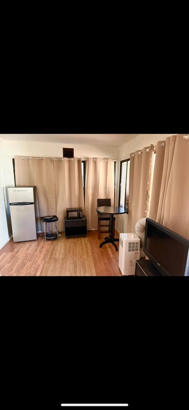 Kitchenette /living space (room1) - 4751 Sunnyslope Ave