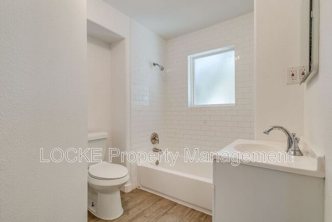 Building Photo - 311 Byron St