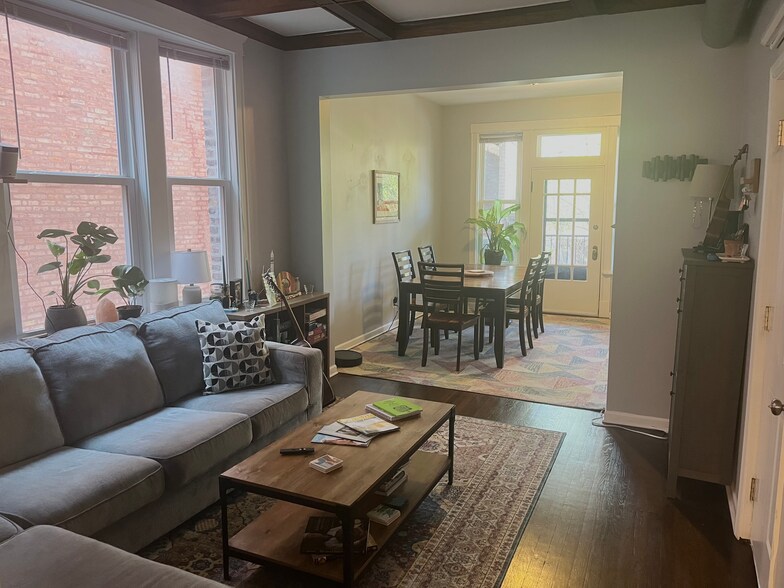 Living/Dinning space - 2249 W Iowa St