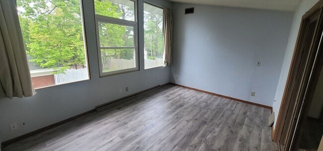 Building Photo - Duluth, MN - 6 bed - 3 bath - Single Famil...