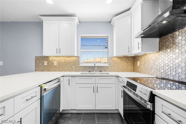 Building Photo - 527 SE 6th Ave