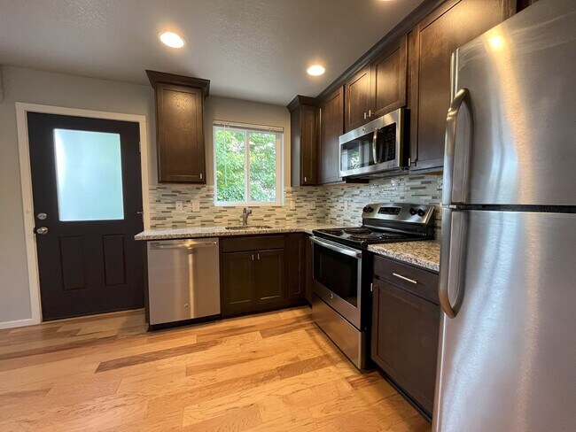 Building Photo - Charming SE Bungalow 3 Bed 2 Bathroom with Washer & Dryer