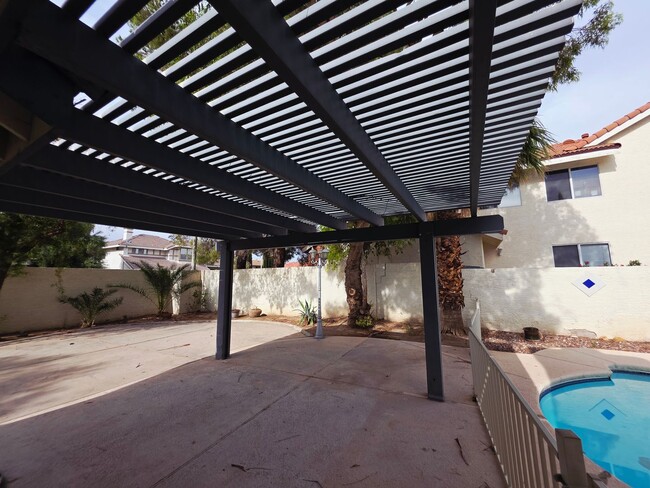 Building Photo - Single Story Home w/Pool in The Lakes!
