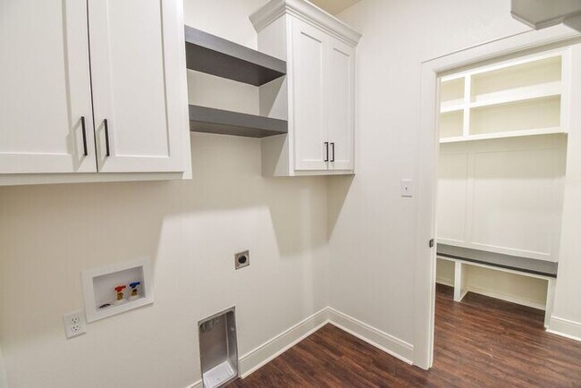 Building Photo - AVAILABLE NOW! Stunning 4 Bedroom 2 Bath i...