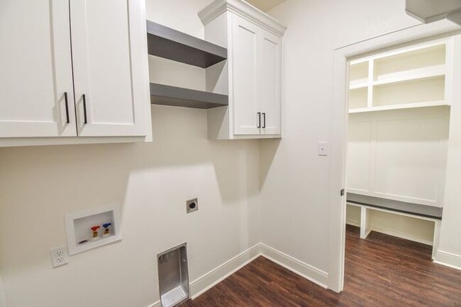 Building Photo - Tour Today! Stunning 4 Bedroom 2 Bath in W...