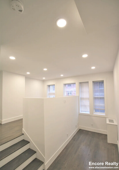 Building Photo - 24 Phillips St