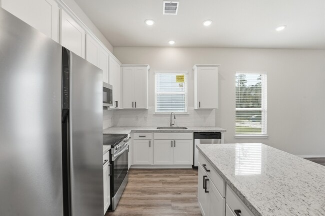 Building Photo - 15618 Sycamore Dr