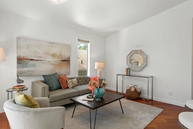 Building Photo - Top Floor 2-Bed Condo with Garage Parking