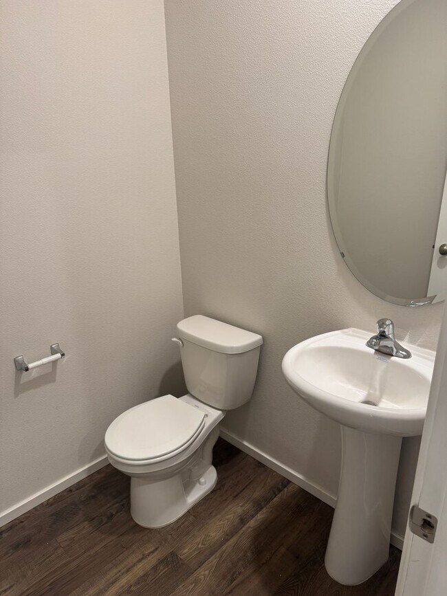 Building Photo - 4 Bedroom, 2.5 bath, newer home in desirable location!!