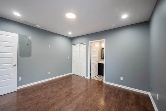 Building Photo - "Spacious 3-Bedroom Duplex on East Washington Street with 3 Full Baths – Ideal Living in Indianap...