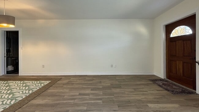 Building Photo - 6660 Bay St