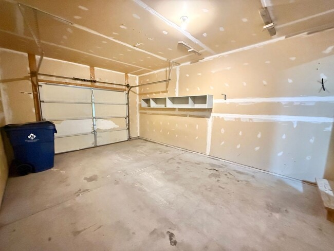 Building Photo - 636 E Clarion Dr