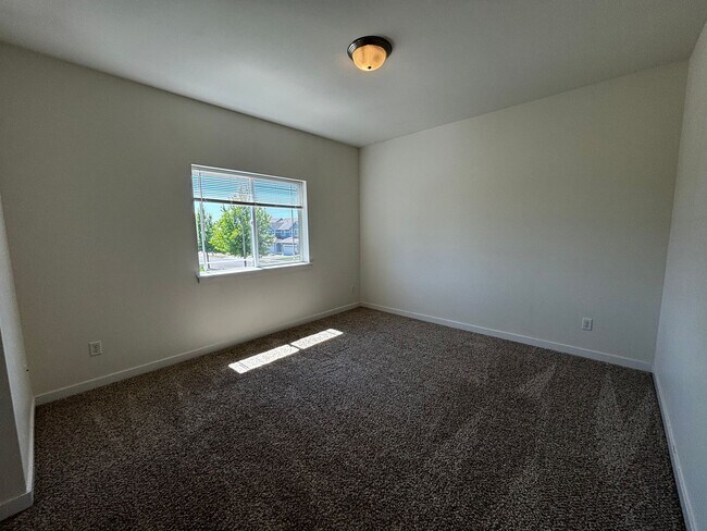 Building Photo - 3 Bed 2.5 Bath Lynden Townhome