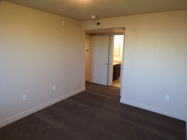 Building Photo - Great 3 Bed 2 Bath Sandy Condo!!