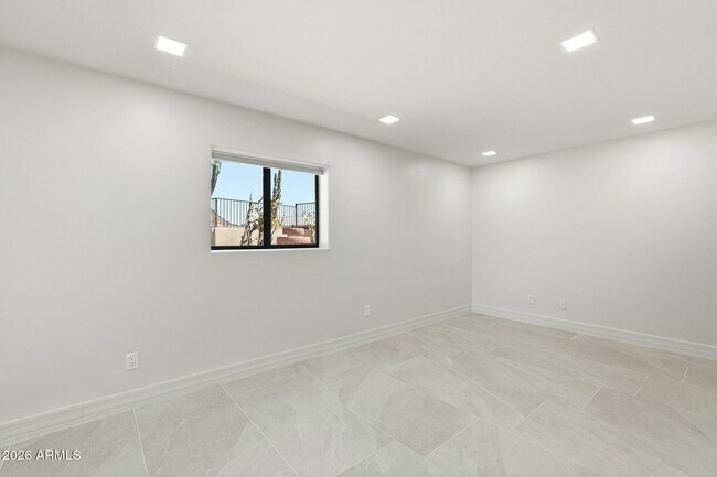 Building Photo - 2221 E Vista Ave