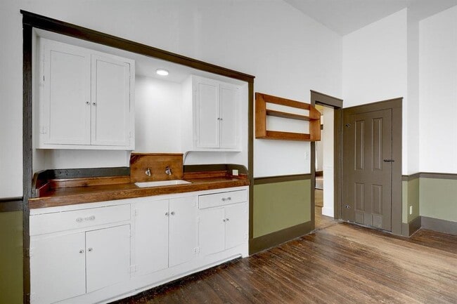 Building Photo - 304 Olive St