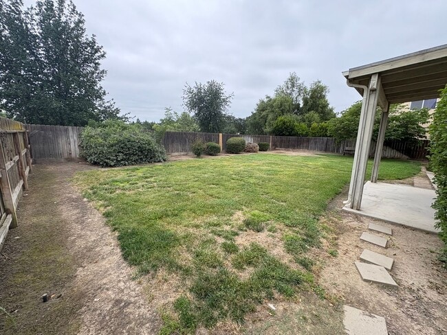 Building Photo - Spacious NW Visalia home Near Shopping Center Available Now!
