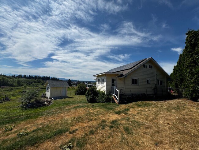 Building Photo - 2 Bedroom + Bonus Room + Loft Hansville Ho...