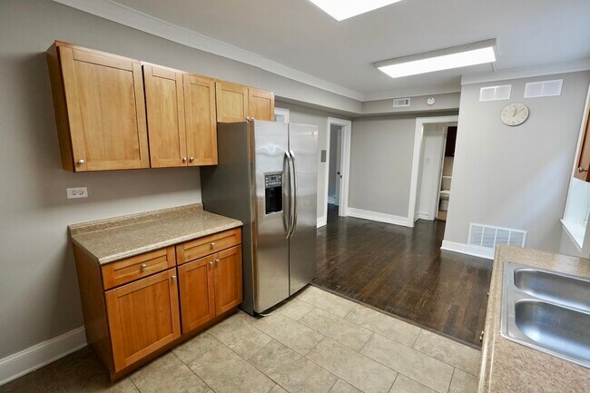 Building Photo - 6707 S Artesian Ave