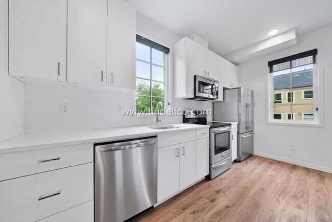 Building Photo - Modern Three-Story Townhouse in Hosford-Ab...