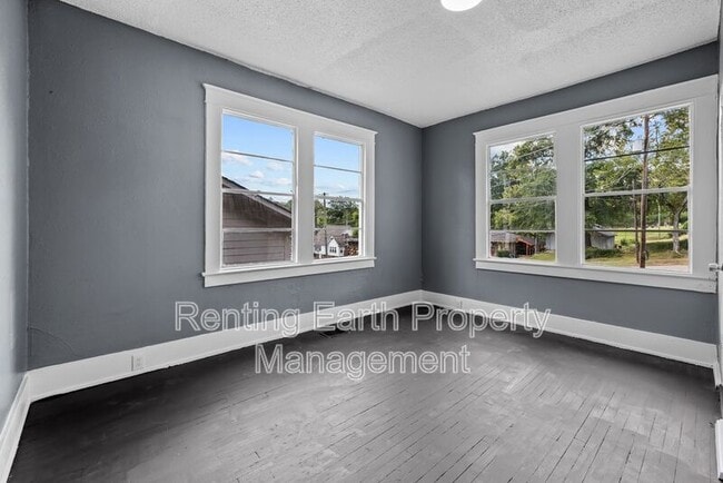 Building Photo - 963 3rd St W