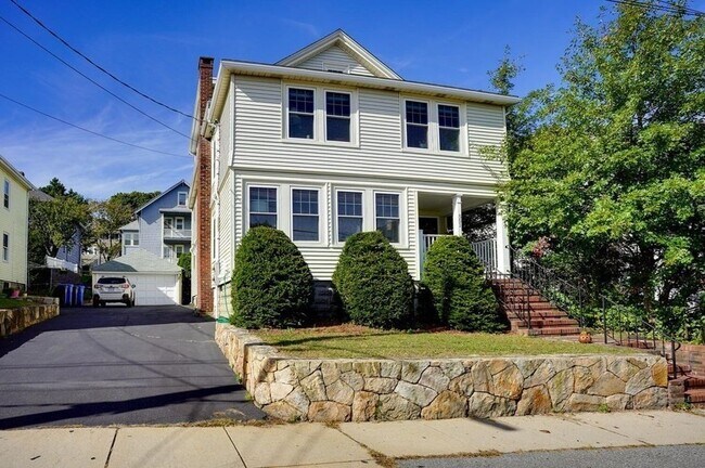 Building Photo - 551 School St