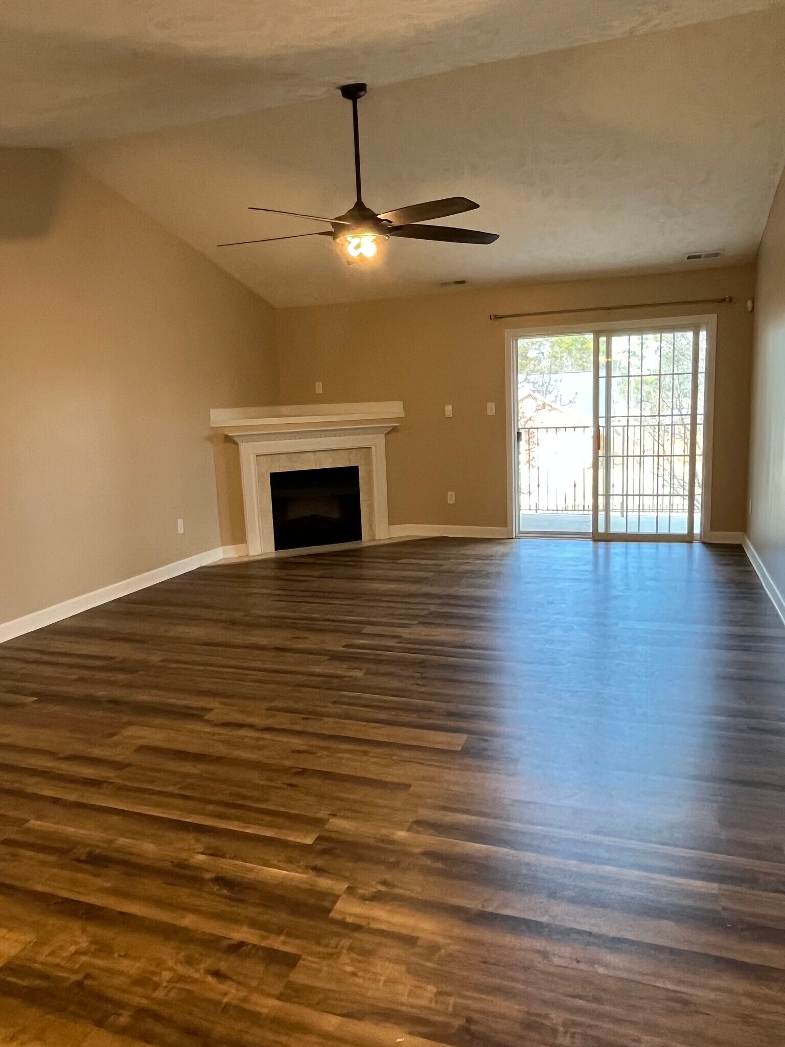 Building Photo - 1830 Balmoral Dr