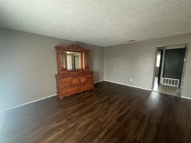 Building Photo - 4910 Pepper Ln
