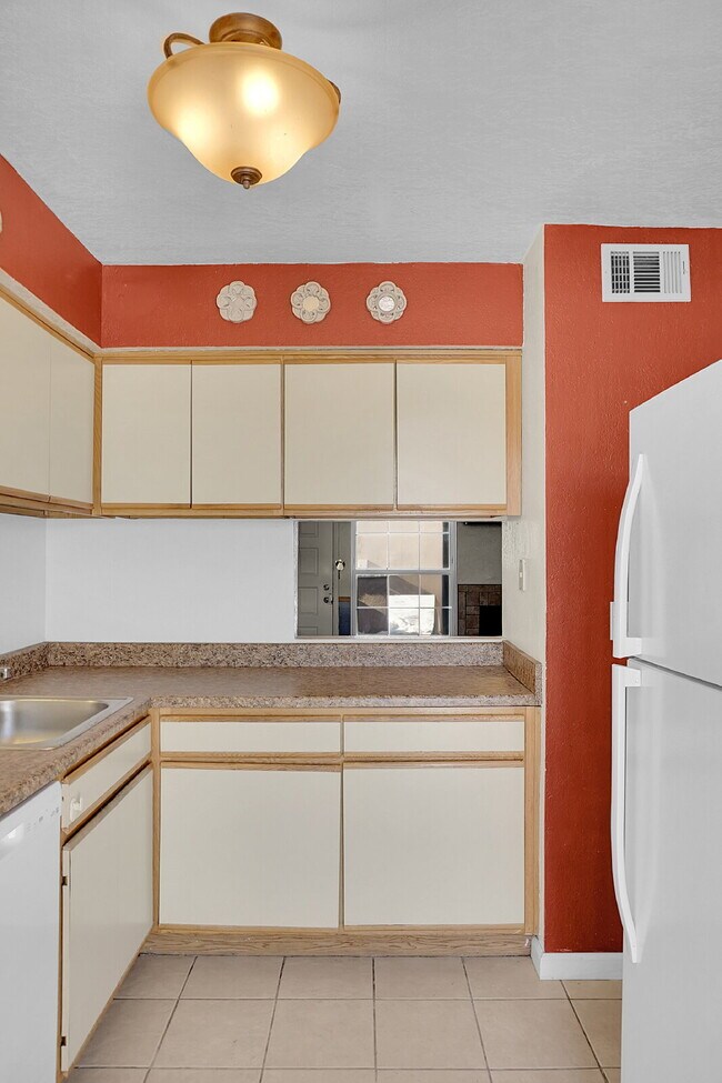 Building Photo - $1,340.95- 2 Bed, 1.5 Bath Townhome in CO Springs with Central AC and All Utilities Included