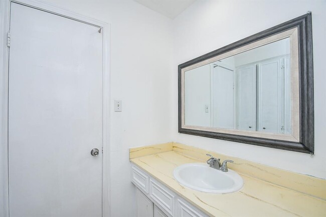 Building Photo - 11627 Bandlon Dr