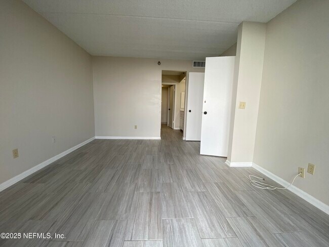 Building Photo - 275 1st St S