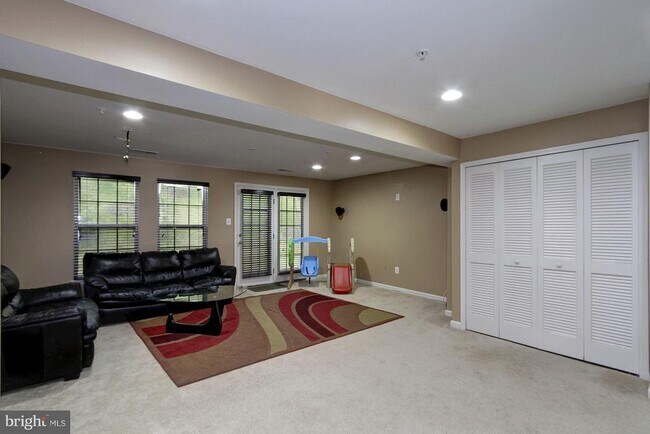 Building Photo - 7055 Oak Grove Way